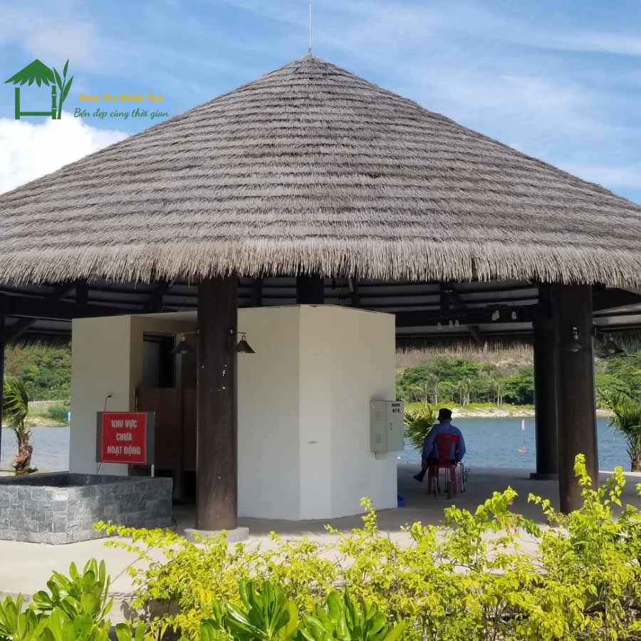 Chòi nghỉ mái lá nhân tạo tại khu resort ven biển