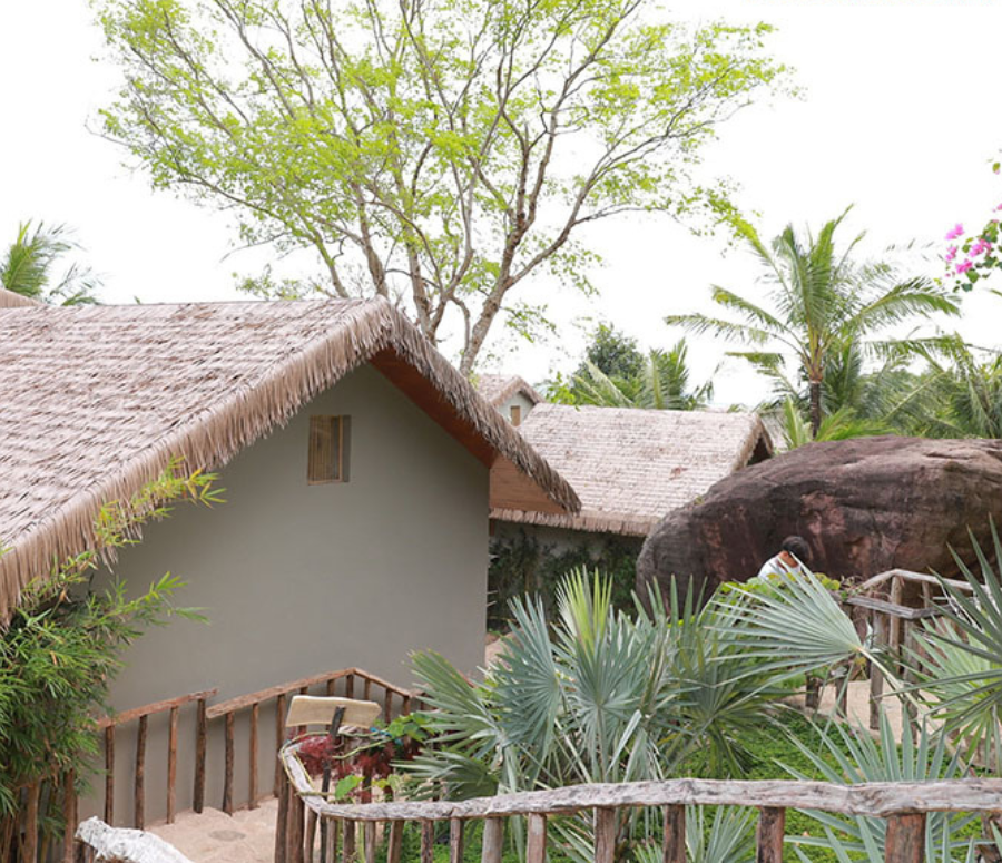 Biệt thự sân vườn với mái lợp bằng mái lá nhân tạo Tổng kho rơm nhân tạo.