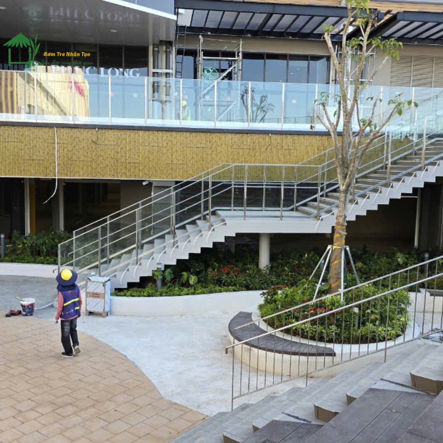 Khu vực sân vườn và cầu thang trong Aeon Mall Huế sử dụng tre nhân tạo trang trí.