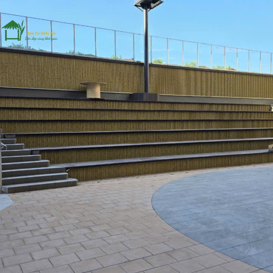 Khu vực cầu thang ngoài trời với mảng ốp tre nhân tạo kéo dài tại Aeon Huế.