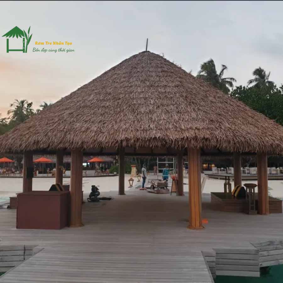 Chòi vuông 4 cột mái lá nhân tạo tại resort ven biển