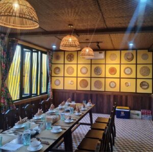 Kết hợp nội thất gỗ tự nhiên và cót ép nhân tạo mang lại sự hài hòa, mộc mạc.