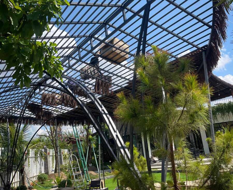 Dựng hệ khung thép hộp cho mái rơm nhân tạo tại Gia Lai